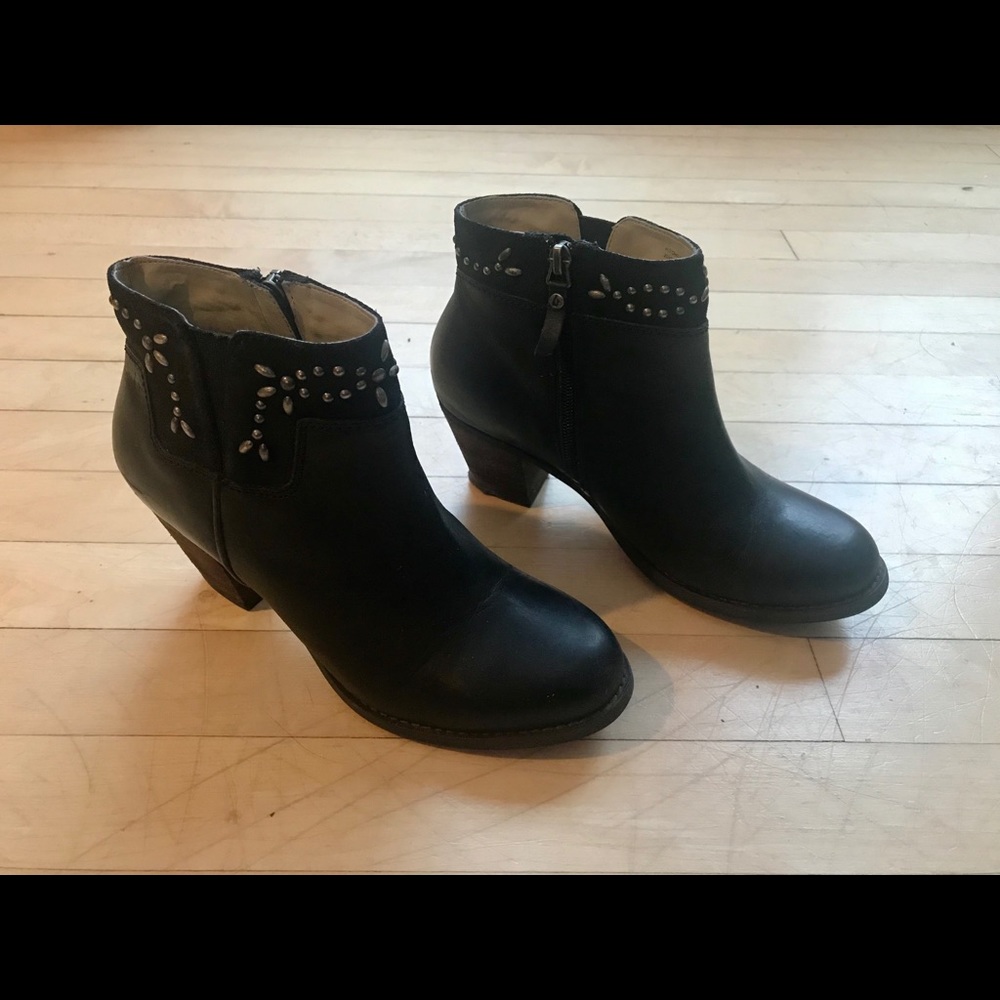 OluKai Women’s Black Leather Booties